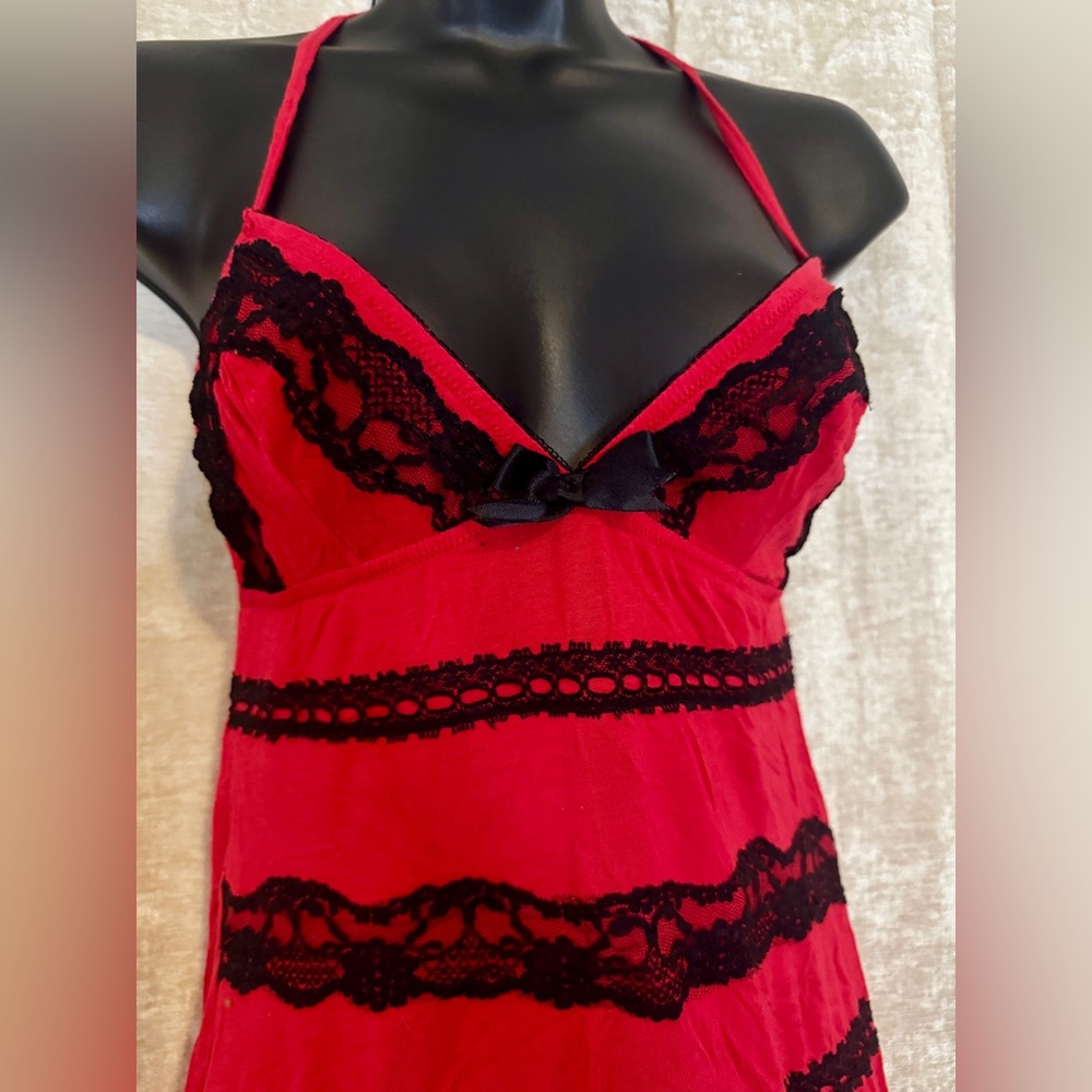 VINTAGE FREDERICK’S of HOLLYWOOD Elegant Red and Black Lace Chemise - Picture 2 of 8